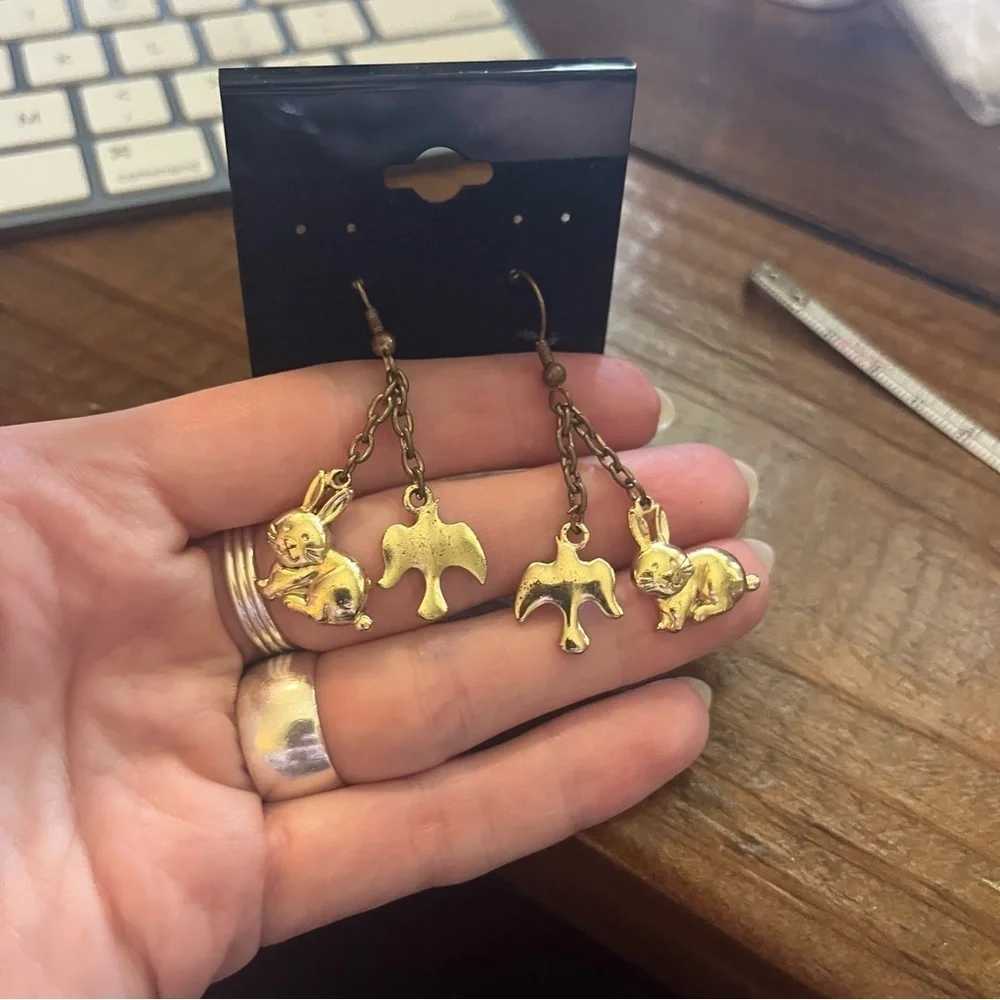 5/$45 Vintage Gold Tone Animal Charm Dangle Earrings bunnies and birds cute B2 - Picture 4 of 7
